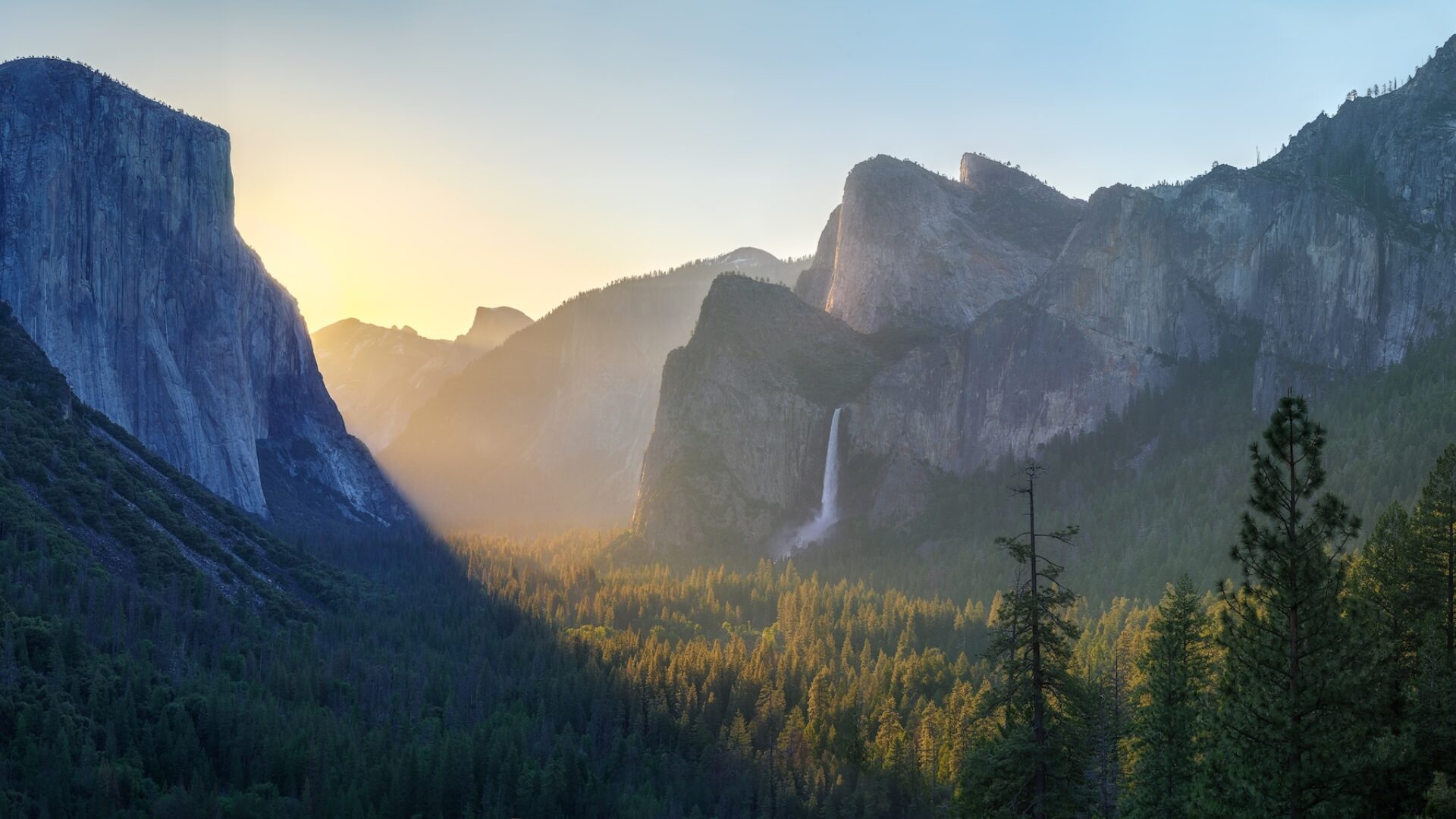 Sunrise at the tunnel view in yosemite nationalpark